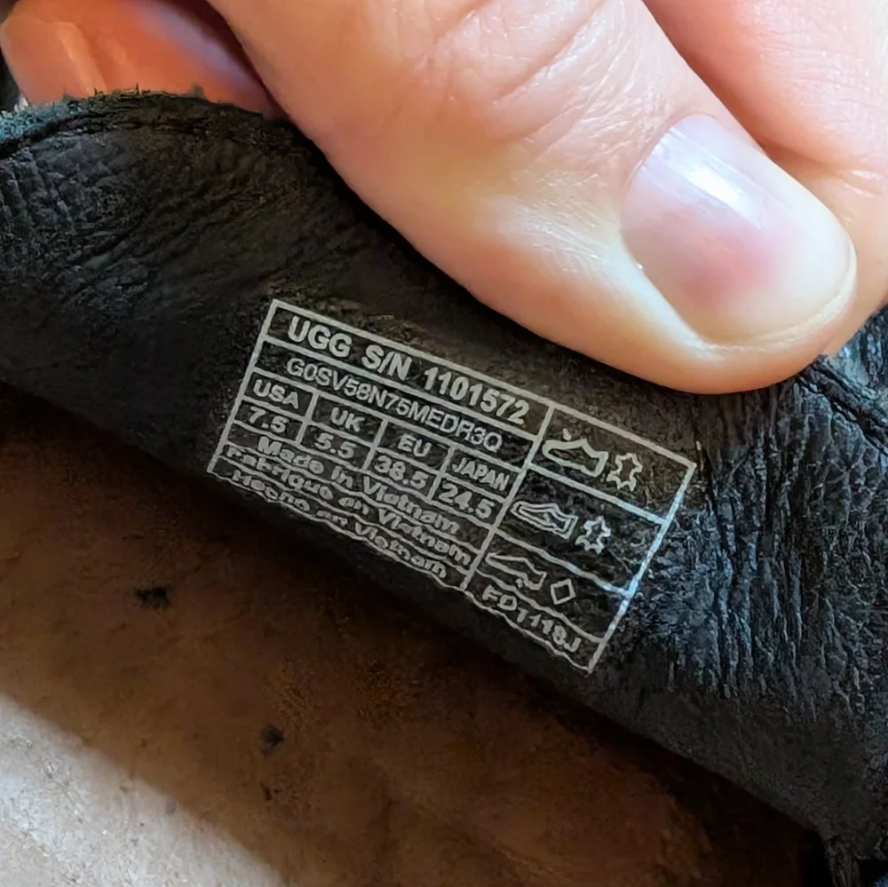 GUC Ugg Leather Flats - Size 7.5 - Black - Picture 4 of 6